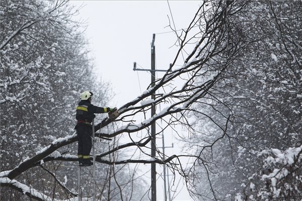 Heavy Snow Prompts Fire Services, Disaster Management Alert In Hungary