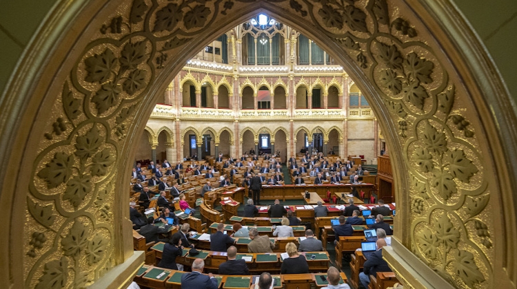 Updated: Hungarian Parliament Lifts Government's Emergency Powers