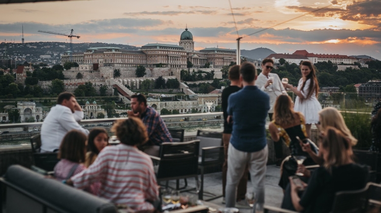 Budapest Marriott Opens Liz And Chain Sky Lounge