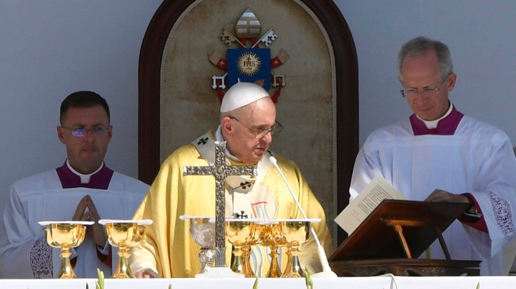 Pope Francis Closes Eucharistic Congress, Praises Hungarian Saints