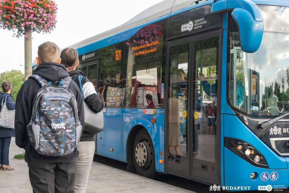 Public Transport is Main Task of Budapest Administration, Claims IT Ministry