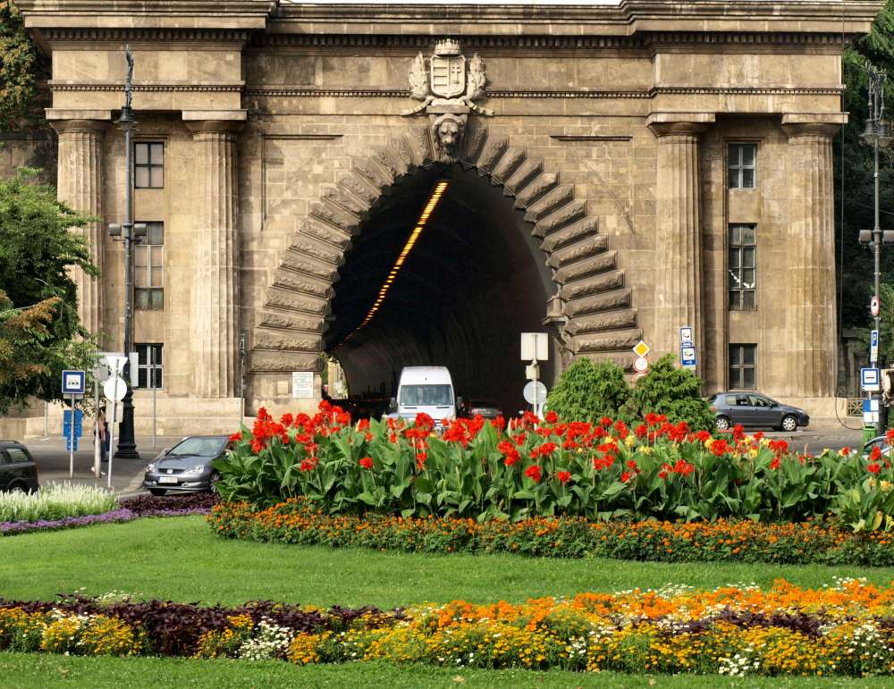Landmark Budapest Square to be Renewed - “Iconic Flower Bed” Will Be Preserved