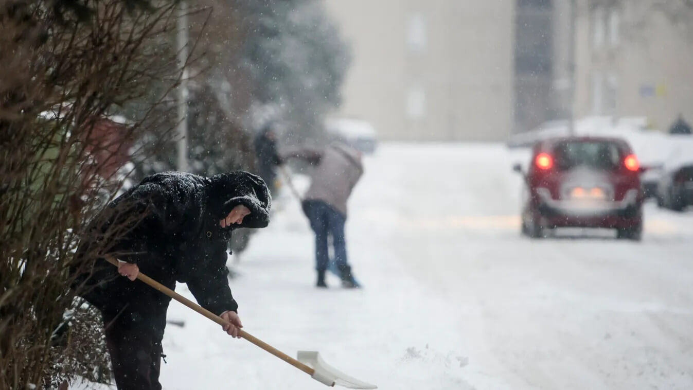 Snow Has Arrived to Hungary - Avoid Huge Fines for Icy Walkways