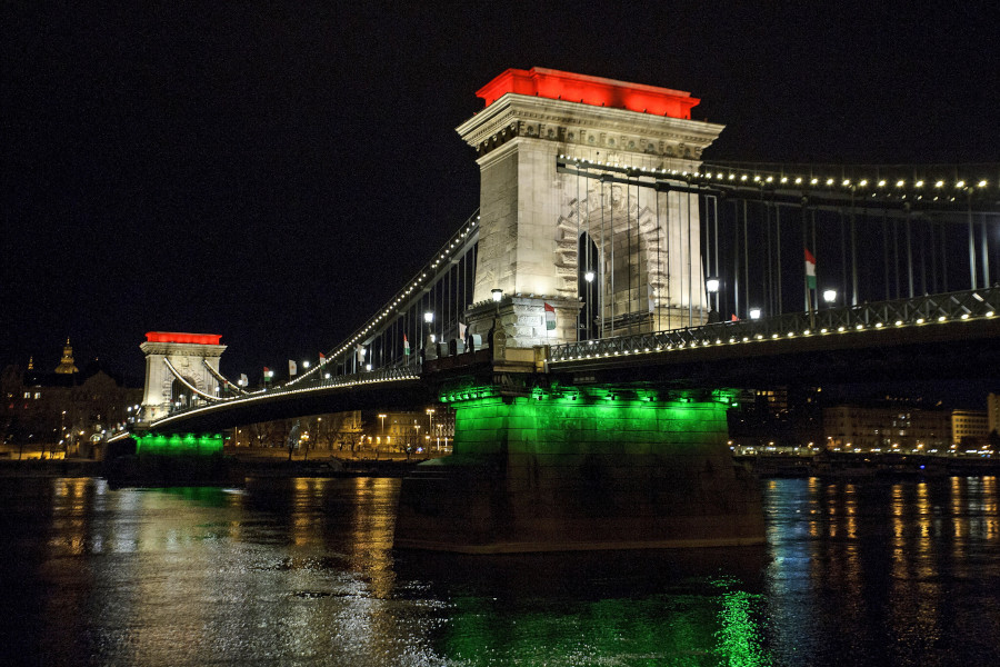 Chain Bridge Budapest Before Renovation