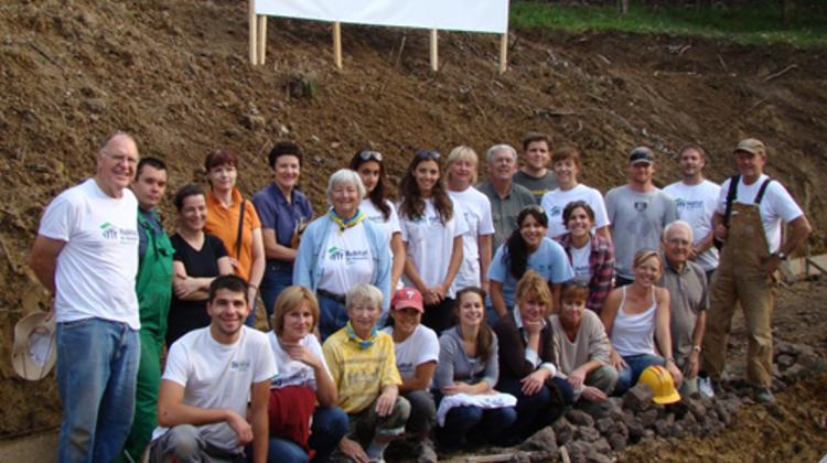 U.S. Embassy Volunteers Join Habitat For Humanity In Hungary