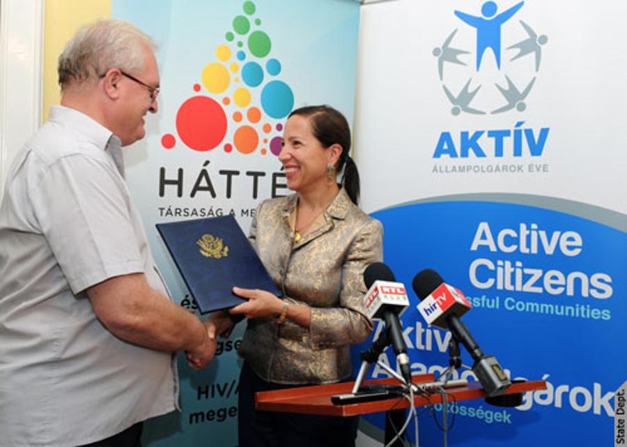 Active Citizenship Award Given By U.S. Embassy To Háttér In Budapest