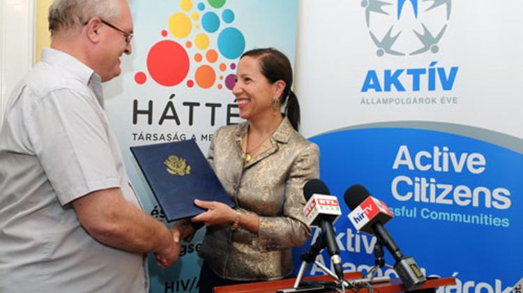 Active Citizenship Award Given By U.S. Embassy To Háttér In Budapest
