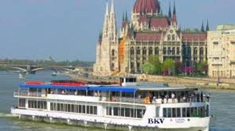 Boat Replaces Kossuth Tér Metro