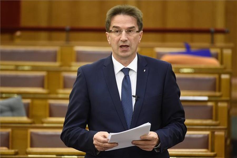 Völner: Brussels Wants To Punish Hungary Over Migrant Issue
