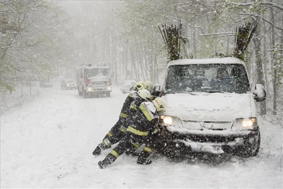 Photos: Hungary Hit By High Winds & Snow