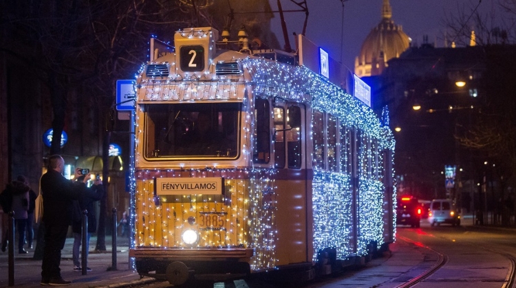 Video: Xmas Tram Schedule In Budapest