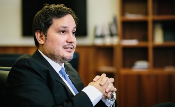 Economy Minister Flew in Luxury on Official Trips to Paris, Berlin & Zurich