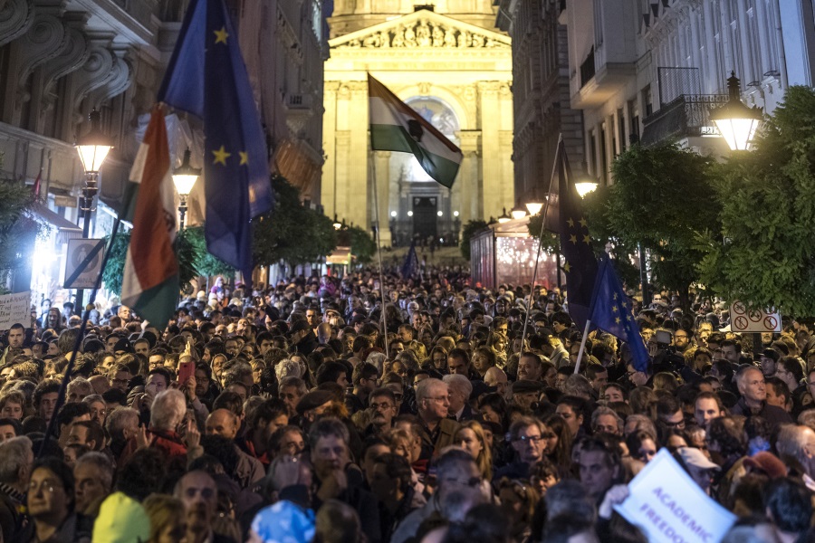 Video: Solidarity Demo For CEU In Budapest