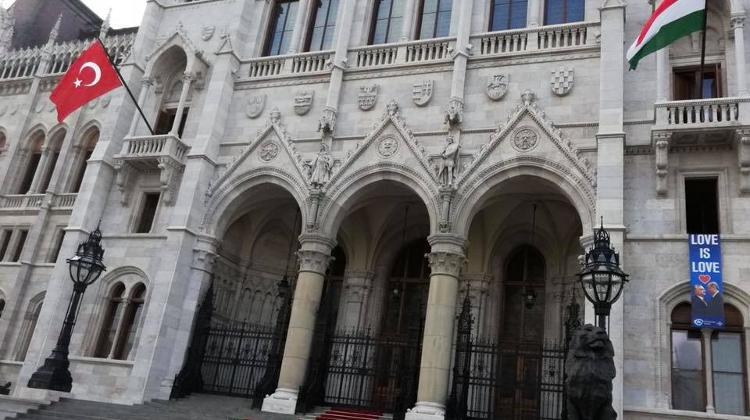 Opposition DK Protests Orban-Erdoğan Meeting