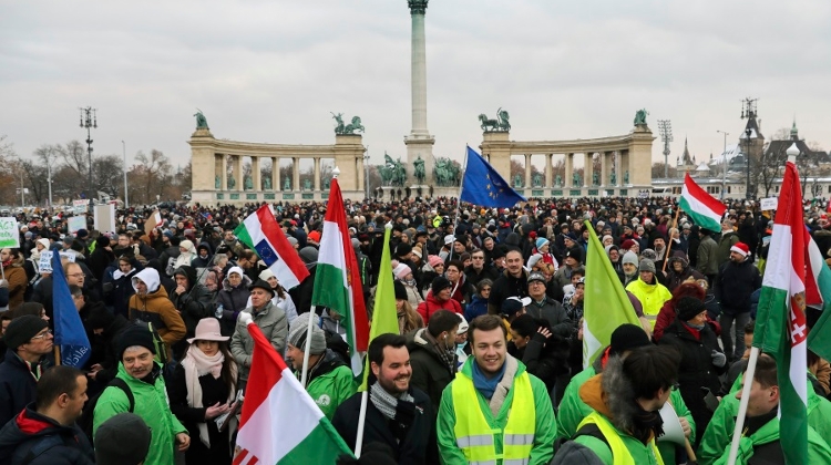 Deutsche Welle Video: 'Slave Law' Fuels Opposition To Hungary's Gov't