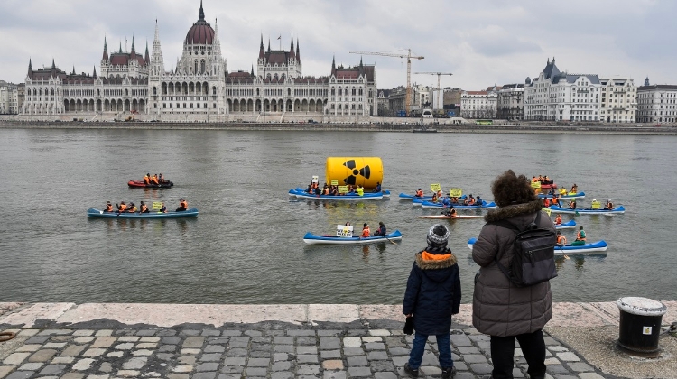 Video: Greenpeace Hungary's Floating Protest Against Nuclear Power Plant