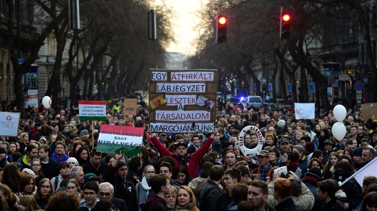 Video: Orban Fans Pack Streets Ahead Of Election