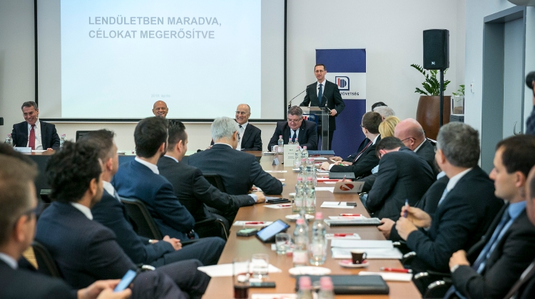 Ministry Confirms HUF 871.9 Bn Deficit At End-March