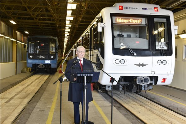 Tarlós: Upgrade Of Metro 3 Trains Nearly Complete