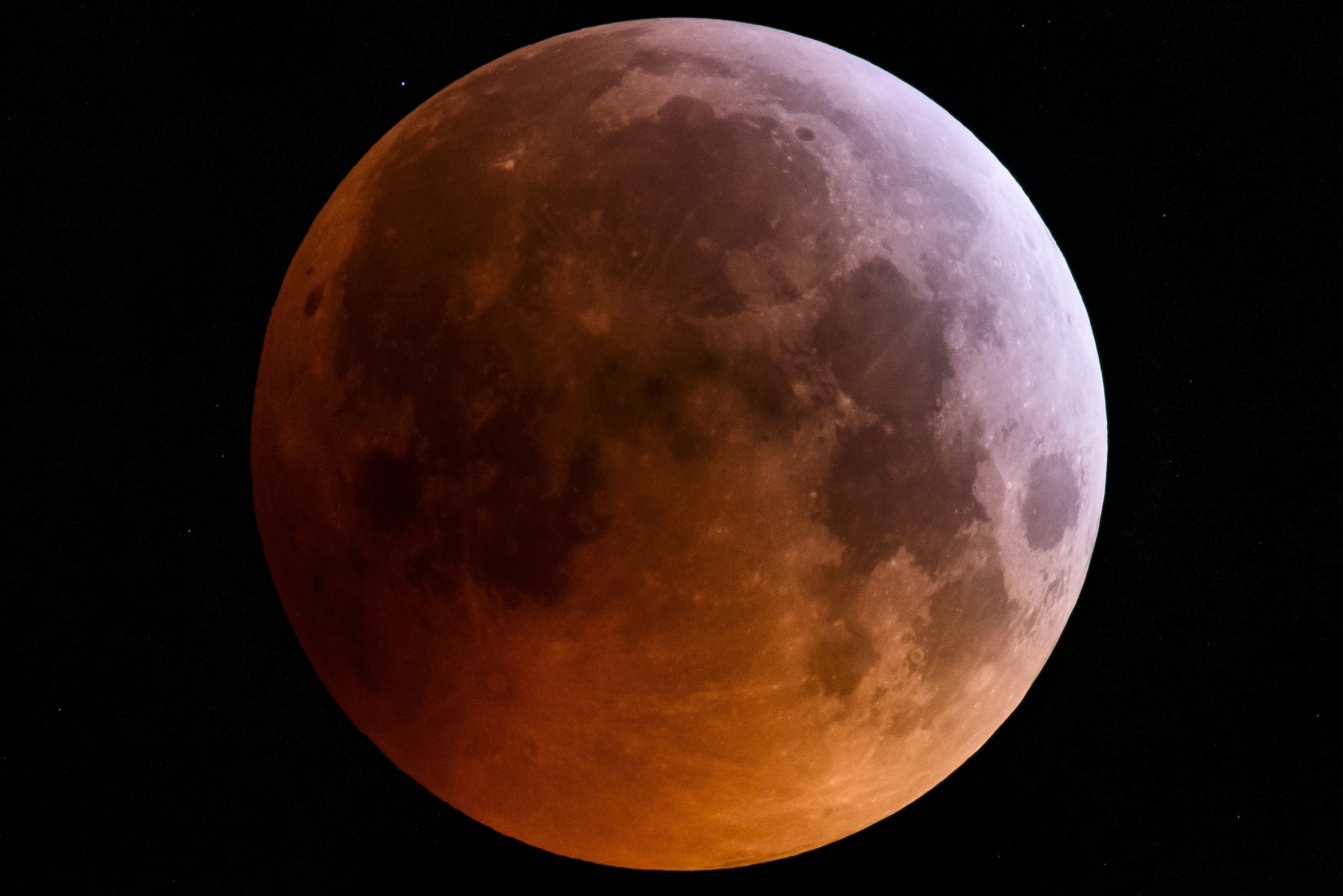 Video: ’Super Blood Wolf Moon’ Lunar Eclipse With Pictures From Hungary
