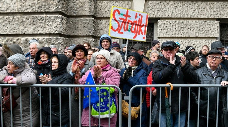 Hungarian Public Services Workers' Union Announces Strike