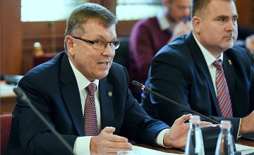 Central Bank Governor Calls For 'Institutional Change' in Hungary