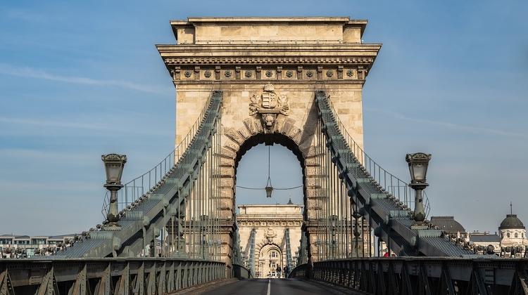 Gov't Cuts Funding For Budapest Chain Bridge