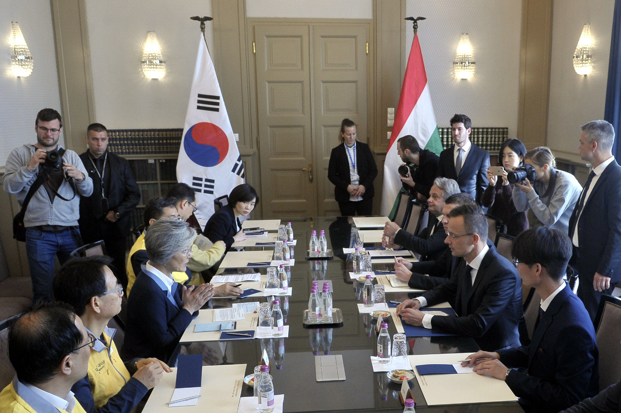 Hungarian FM & South Korean Counterpart Discuss Rescue Operations