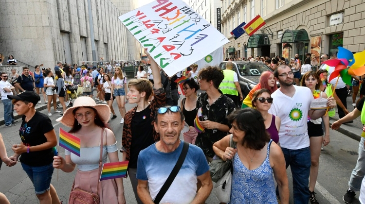 Video: Pride March Held In Budapest - Crowd Marked International Kissing Day