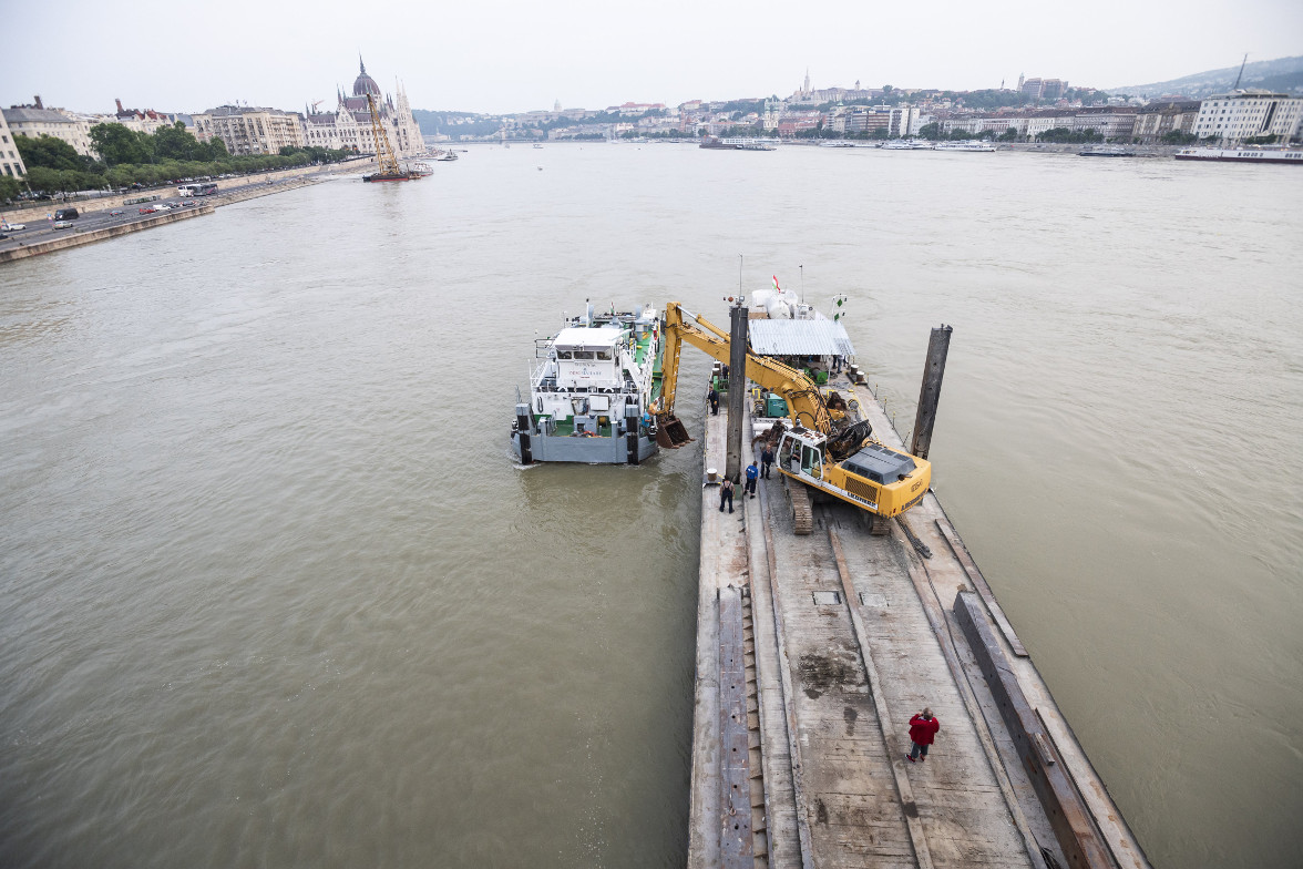 Divers In Budapest Prepare Hableány For Crane