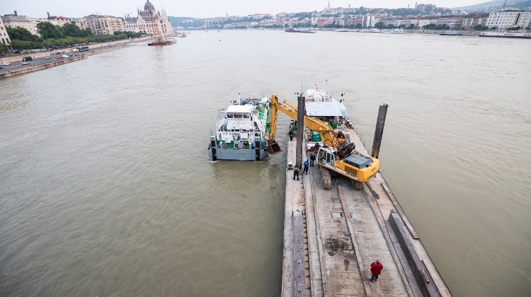 Divers In Budapest Prepare Hableány For Crane