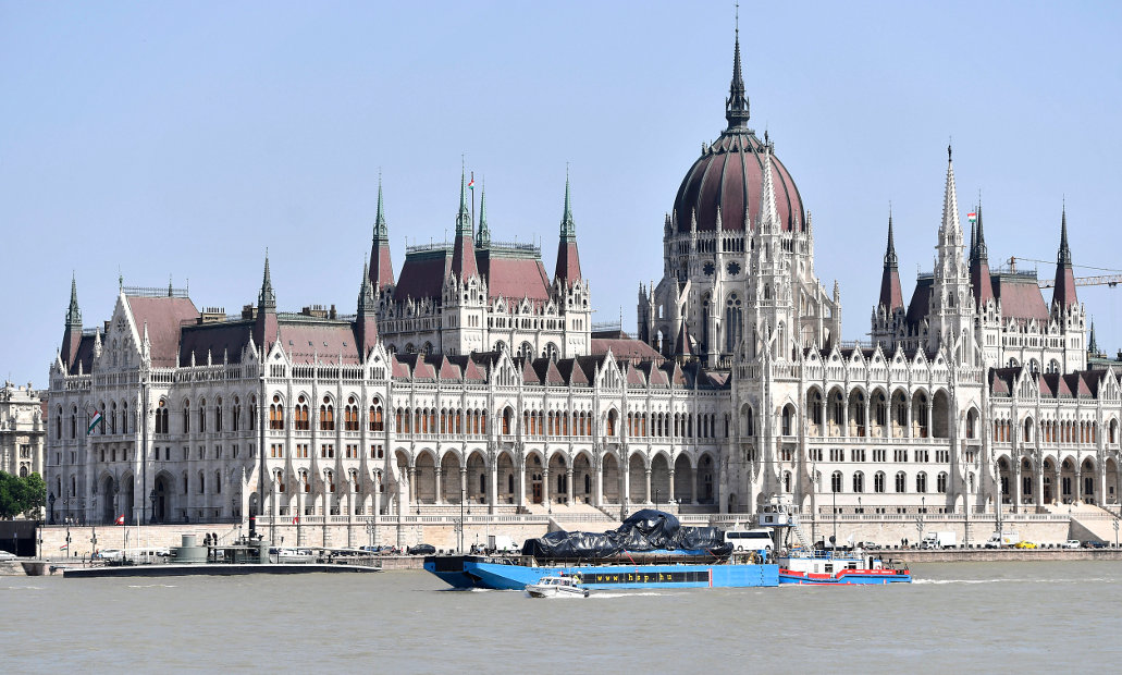 Budapest Police Move Boat Wreckage To Újpest Harbour
