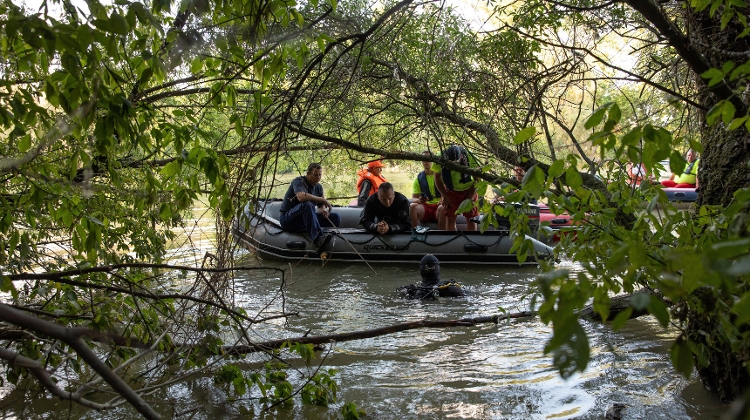 Video: Hungarian Police Search For Missing Hableány Passengers With 15 Boats