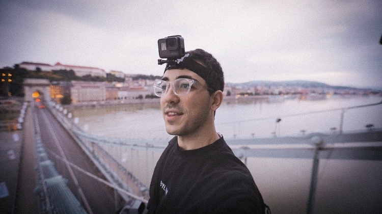 Video: Secret Door To Top Of Budapest Chain Bridge