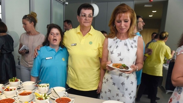 New Restaurant Exclusively Employing People With Disabilities Opens In Budapest