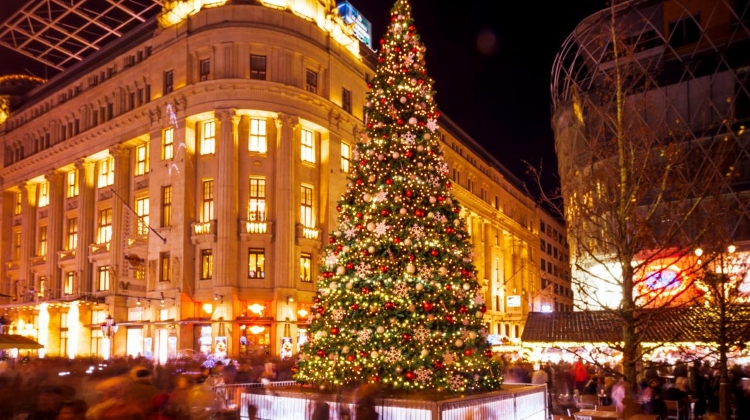 Watch: Budapest Christmas Markets Only Open to People With Proof of Covid Immunity