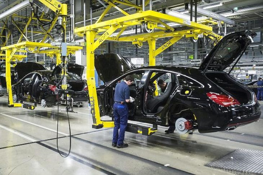 Mercedes To Gradually Restart Production At Hungary Base