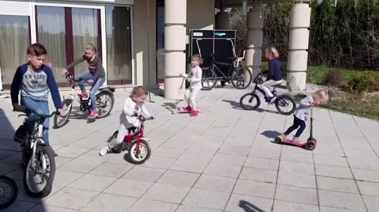 Video: Life With 10 Kids Under Hungary's Lockdown