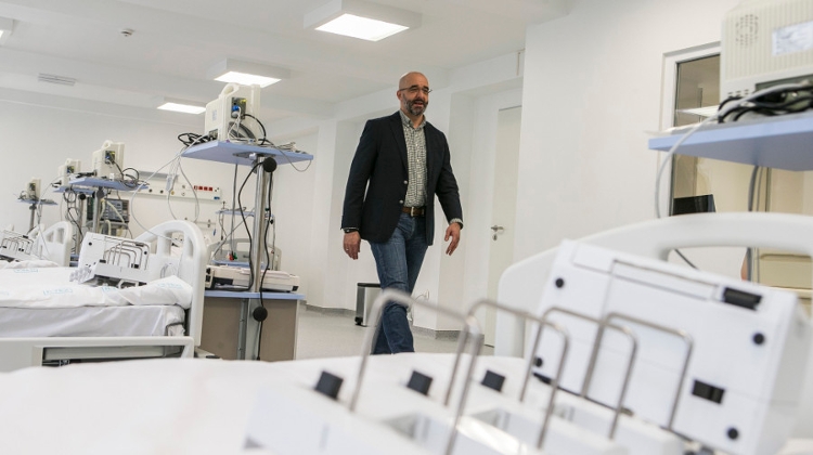 Government Official Praises South Hungary Epidemic Hospital