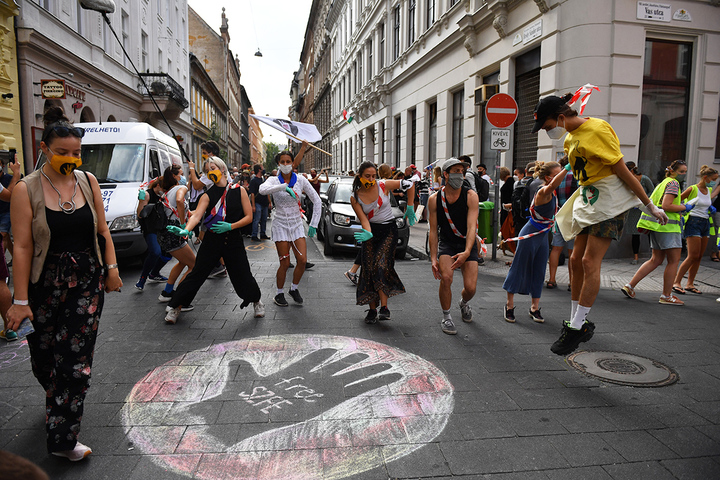 Budapest Drama University Students Won’t Stop Protest Despite Curfew