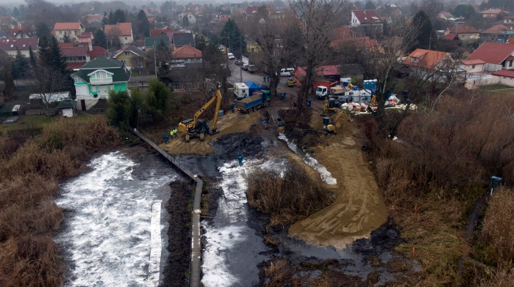 Rescue Operation Removes 400 Tonnes Of Waste Contaminated With Oil Near Budapest
