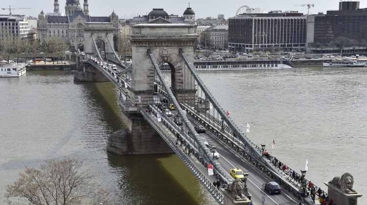 Budapest Chain Bridge Crossing Ban For Tourist Buses & Trucks In Effect