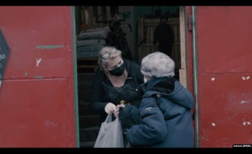 Watch: Budapest Volunteers Get Hot Meals To Those In Need