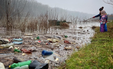 Watch: English Expat In Hungary Cleaning Tisza Riverbank At Csongrád
