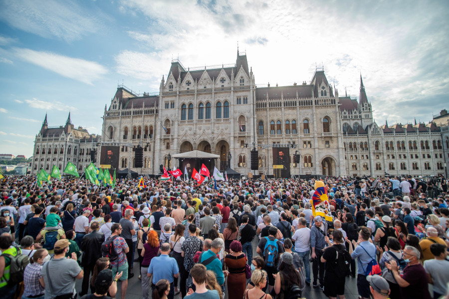 Watch: Thousands Protest in Budapest Against Fudan & Fidesz