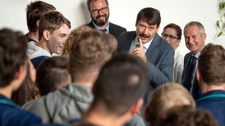 President Áder Hosts Developer of City Composter in Podcast