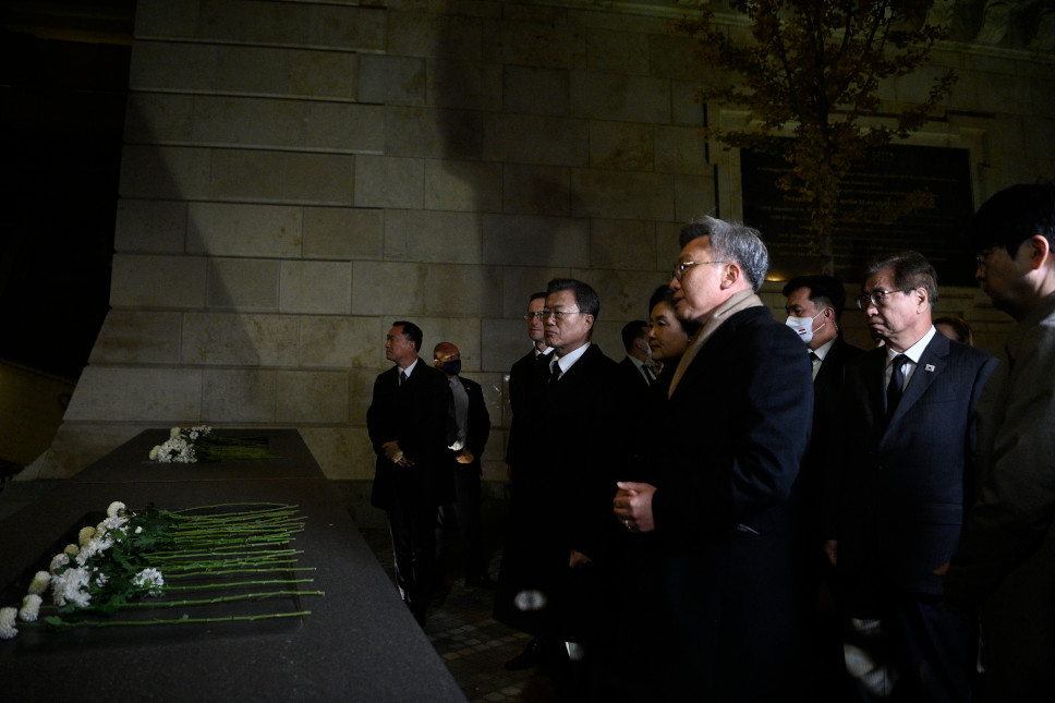 S Korea President Moon Pays Tribute to Danube Ship Collision Victims