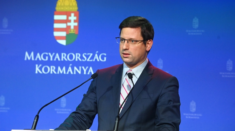 Those Who Refuse Vaccine Put Peoples Lives at Risk, Says Hungarian PM's Chief of Staff