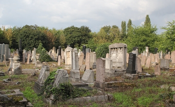 International Volunteers To Clean Up Budapest Jewish Cemetery