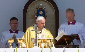 Pope Francis Closes Eucharistic Congress, Praises Hungarian Saints